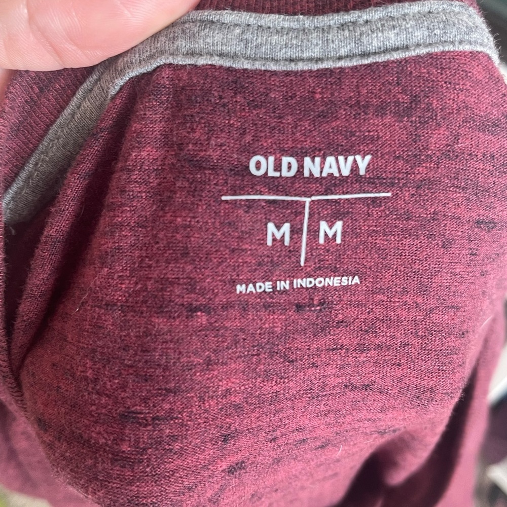 Old Navy Men’s tee - Picture 2 of 2